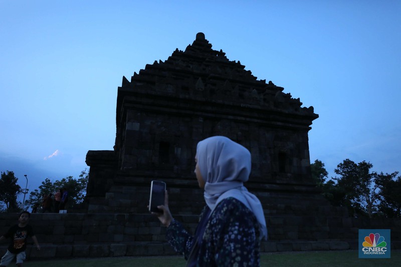 Sejumlah pengunjung mengabadikan situs warisan budaya Jogja di kawasan Dusun Groyokan, Desa Sambirejo, Kecamatan Prambanan, Kabupaten Sleman, Daerah Istimewa Yogyakarta, Jumat (27/6/2025). (CNBC Indonesia/Tri Susilo) Sejumlah pengunjung mengabadikan situs warisan budaya Jogja di kawasan Dusun Groyokan, Desa Sambirejo, Kecamatan Prambanan, Kabupaten Sleman, Daerah Istimewa Yogyakarta, Jumat (27/6/2025). (CNBC Indonesia/Tri Susilo)