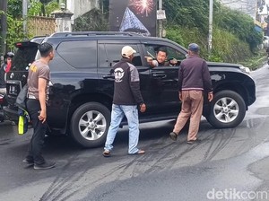 Ulah Mobil di Puncak: Terobos One Way hingga Tabrak Polisi