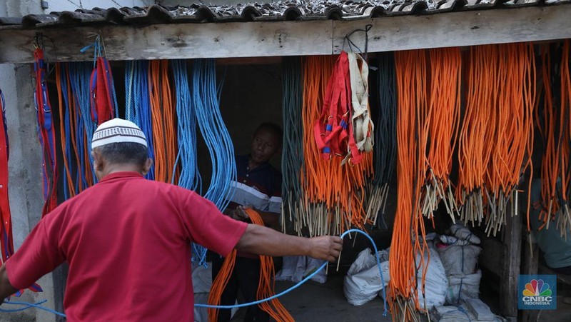 Suasana pedagang melayani calon pembeli di Pasar Hewan Karanggede, Boyolali, Jawa Tengah, Sabtu (28/6/2025). (CNBC Indonesia/Tri Susilo)
