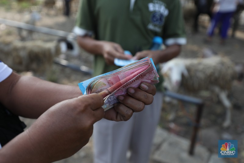 Suasana pedagang melayani calon pembeli di Pasar Hewan Karanggede, Boyolali, Jawa Tengah, Sabtu (28/6/2025). (CNBC Indonesia/Tri Susilo) Suasana pedagang melayani calon pembeli di Pasar Hewan Karanggede, Boyolali, Jawa Tengah, Sabtu (28/6/2025). (CNBC Indonesia/Tri Susilo)