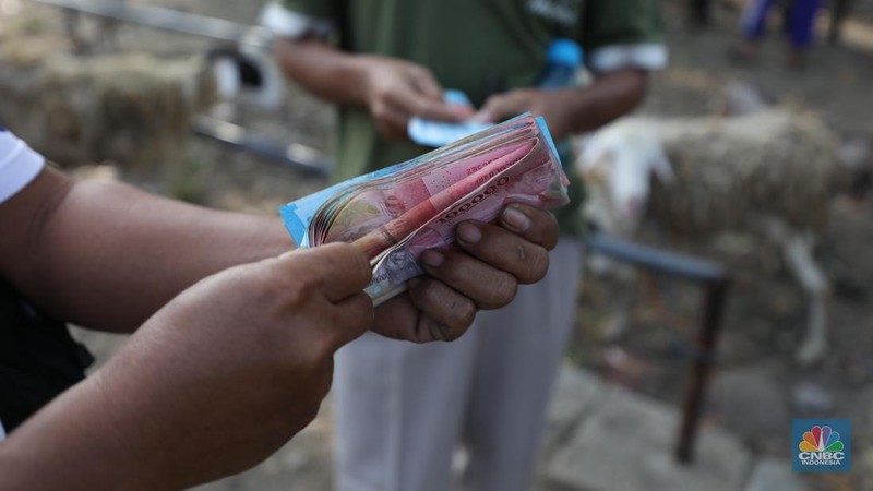 Suasana pedagang melayani calon pembeli di Pasar Hewan Karanggede, Boyolali, Jawa Tengah, Sabtu (28/6/2025). (CNBC Indonesia/Tri Susilo)