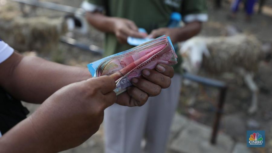 Suasana pedagang melayani calon pembeli di Pasar Hewan Karanggede, Boyolali, Jawa Tengah, Sabtu (28/6/2025). (CNBC Indonesia/Tri Susilo) Suasana pedagang melayani calon pembeli di Pasar Hewan Karanggede, Boyolali, Jawa Tengah, Sabtu (28/6/2025). (CNBC Indonesia/Tri Susilo)