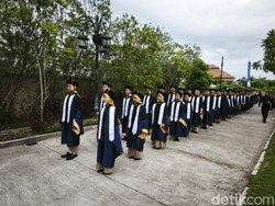 Suasana Haru Iringi Pelepasan Lulusan SMA Unggulan CT Arsa Foundation Sukoharjo Suasana Haru Iringi Pelepasan Lulusan SMA Unggulan CT Arsa Foundation Sukoharjo