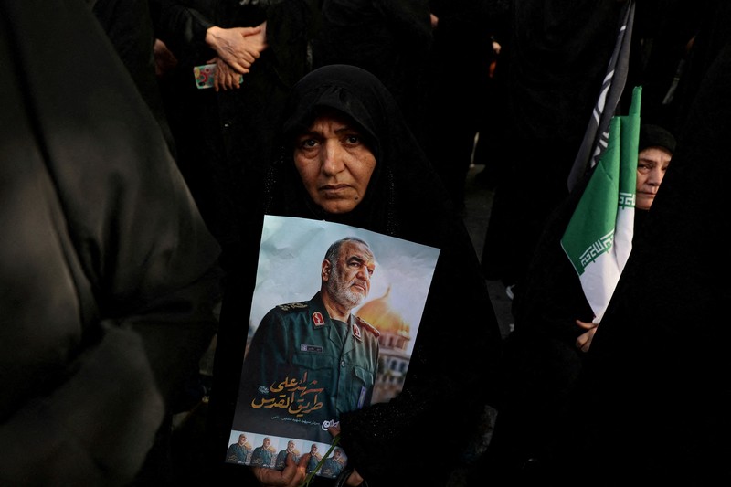 Suasana saat prosesi pemakaman komandan militer dan ilmuwan nuklir Iran yang tewas dalam serangan Israel, di Teheran, Iran, Sabtu (28/6/2025). (Majid Asgaripour/WANA via REUTERS)