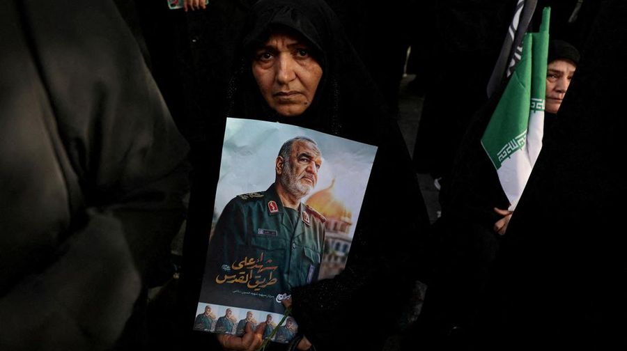 Suasana saat prosesi pemakaman komandan militer dan ilmuwan nuklir Iran yang tewas dalam serangan Israel, di Teheran, Iran, Sabtu (28/6/2025). (Majid Asgaripour/WANA via REUTERS)