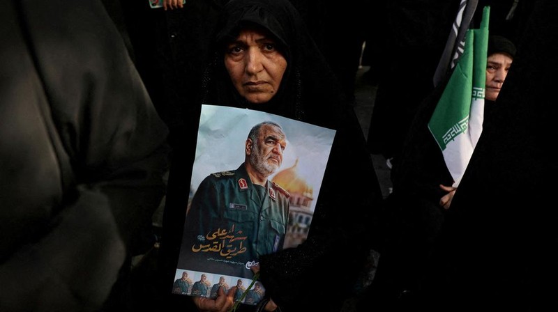 Suasana saat prosesi pemakaman komandan militer dan ilmuwan nuklir Iran yang tewas dalam serangan Israel, di Teheran, Iran, Sabtu (28/6/2025). (Majid Asgaripour/WANA via REUTERS)