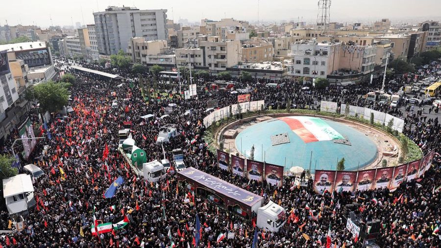 Suasana saat prosesi pemakaman komandan militer dan ilmuwan nuklir Iran yang tewas dalam serangan Israel, di Teheran, Iran, Sabtu (28/6/2025). (Majid Asgaripour/WANA via REUTERS)
