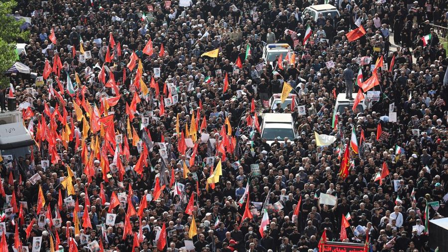 Suasana saat prosesi pemakaman komandan militer dan ilmuwan nuklir Iran yang tewas dalam serangan Israel, di Teheran, Iran, Sabtu (28/6/2025). (Majid Asgaripour/WANA via REUTERS)