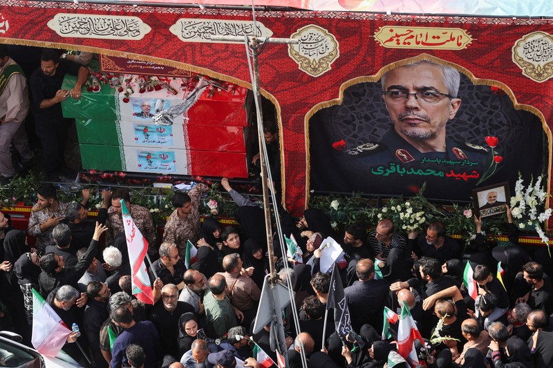 Suasana saat prosesi pemakaman komandan militer dan ilmuwan nuklir Iran yang tewas dalam serangan Israel, di Teheran, Iran, Sabtu (28/6/2025). (Majid Asgaripour/WANA via REUTERS) Suasana saat prosesi pemakaman komandan militer dan ilmuwan nuklir Iran yang tewas dalam serangan Israel, di Teheran, Iran, Sabtu (28/6/2025). (Majid Asgaripour/WANA via REUTERS)