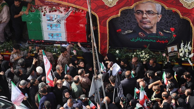 Suasana saat prosesi pemakaman komandan militer dan ilmuwan nuklir Iran yang tewas dalam serangan Israel, di Teheran, Iran, Sabtu (28/6/2025). (Majid Asgaripour/WANA via REUTERS)