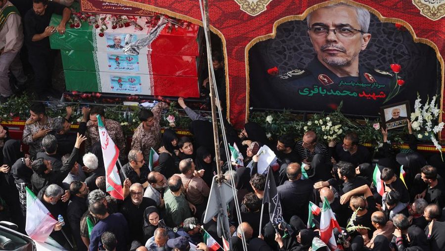 Suasana saat prosesi pemakaman komandan militer dan ilmuwan nuklir Iran yang tewas dalam serangan Israel, di Teheran, Iran, Sabtu (28/6/2025). (Majid Asgaripour/WANA via REUTERS) Suasana saat prosesi pemakaman komandan militer dan ilmuwan nuklir Iran yang tewas dalam serangan Israel, di Teheran, Iran, Sabtu (28/6/2025). (Majid Asgaripour/WANA via REUTERS)