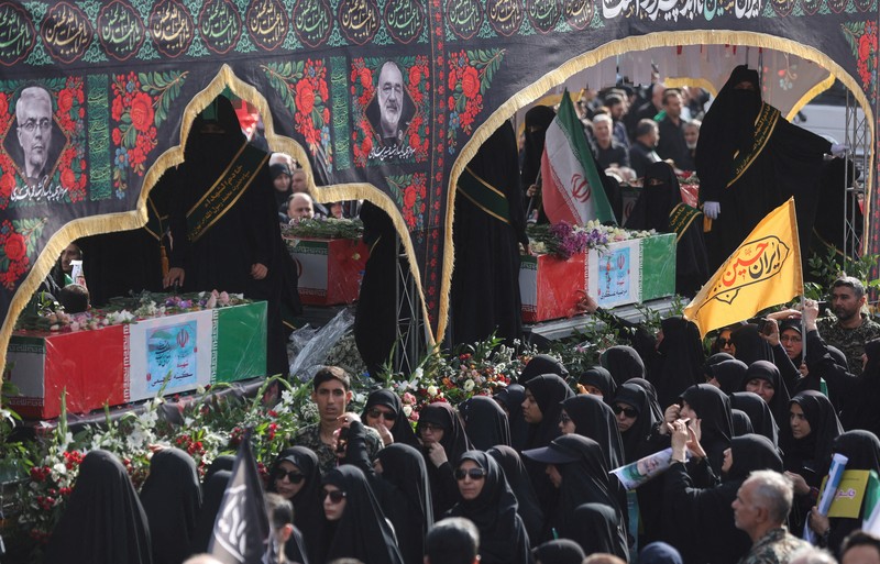 Suasana saat prosesi pemakaman komandan militer dan ilmuwan nuklir Iran yang tewas dalam serangan Israel, di Teheran, Iran, Sabtu (28/6/2025). (Majid Asgaripour/WANA via REUTERS) Suasana saat prosesi pemakaman komandan militer dan ilmuwan nuklir Iran yang tewas dalam serangan Israel, di Teheran, Iran, Sabtu (28/6/2025). (Majid Asgaripour/WANA via REUTERS)
