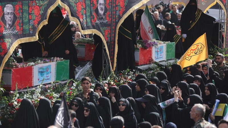 Suasana saat prosesi pemakaman komandan militer dan ilmuwan nuklir Iran yang tewas dalam serangan Israel, di Teheran, Iran, Sabtu (28/6/2025). (Majid Asgaripour/WANA via REUTERS)
