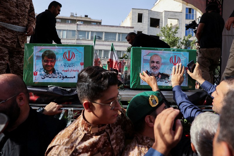 Suasana saat prosesi pemakaman komandan militer dan ilmuwan nuklir Iran yang tewas dalam serangan Israel, di Teheran, Iran, Sabtu (28/6/2025). (Majid Asgaripour/WANA via REUTERS)