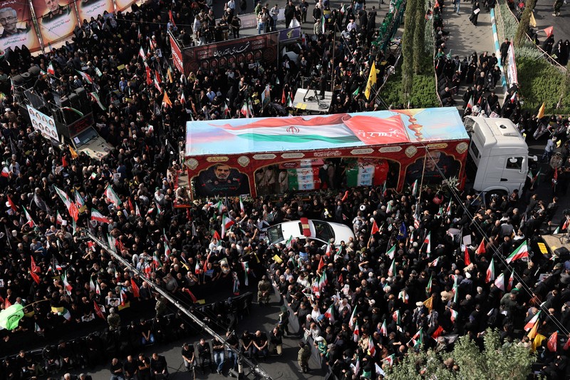 Suasana saat prosesi pemakaman komandan militer dan ilmuwan nuklir Iran yang tewas dalam serangan Israel, di Teheran, Iran, Sabtu (28/6/2025). (Majid Asgaripour/WANA via REUTERS) Suasana saat prosesi pemakaman komandan militer dan ilmuwan nuklir Iran yang tewas dalam serangan Israel, di Teheran, Iran, Sabtu (28/6/2025). (Majid Asgaripour/WANA via REUTERS)