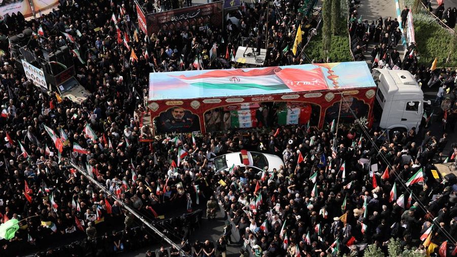 Suasana saat prosesi pemakaman komandan militer dan ilmuwan nuklir Iran yang tewas dalam serangan Israel, di Teheran, Iran, Sabtu (28/6/2025). (Majid Asgaripour/WANA via REUTERS)