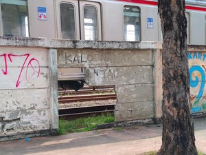 Kepingan Puzzle yang Belum Ketemu di Balik Tembok Bolong Jatinegara