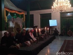 Napak Tilas Sejarah di Pembacaan Babad Cirebon Keraton Kanoman