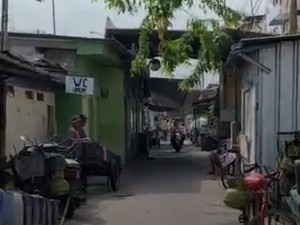 Video: Hitung-hitung Pendapatan WC Umum di Gang Stasiun Kampung Bandan
