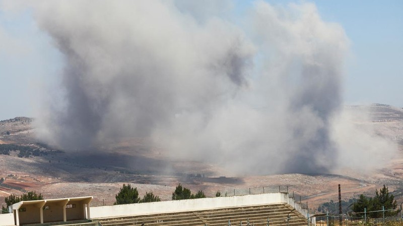 Serangan udara Israel ke situs militer yang rusak yang ingin dipulihkan oleh kelompok bersenjata Hizbullah di Lebanon Selatan. (Tangkapan Layar Video/REUTERS)
