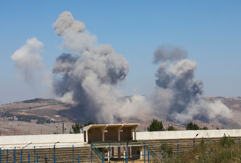 Serangan udara Israel ke situs militer yang rusak yang ingin dipulihkan oleh kelompok bersenjata Hizbullah di Lebanon Selatan. (Tangkapan Layar Video/REUTERS)