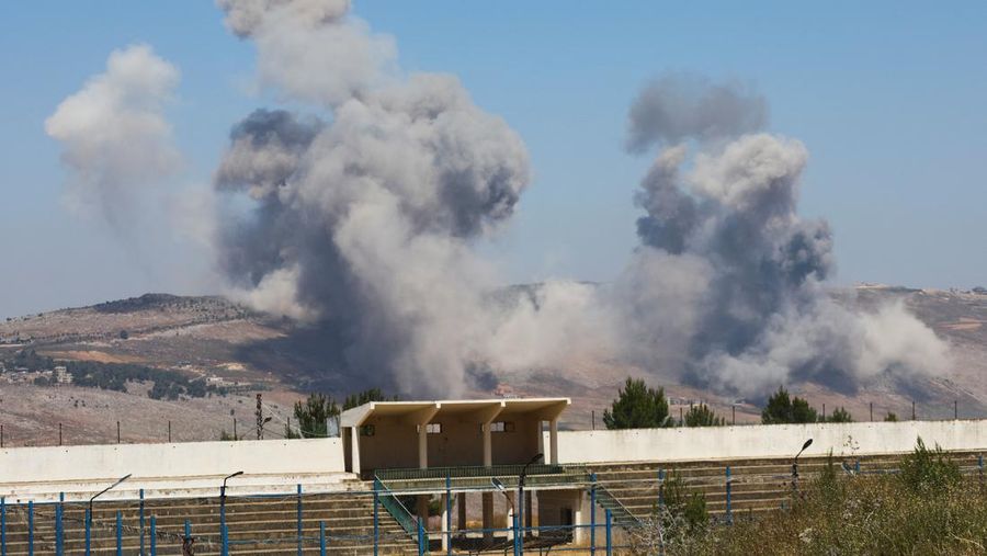 Serangan udara Israel ke situs militer yang rusak yang ingin dipulihkan oleh kelompok bersenjata Hizbullah di Lebanon Selatan. (Tangkapan Layar Video/REUTERS)