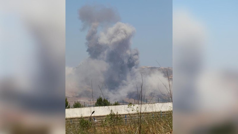 Serangan udara Israel ke situs militer yang rusak yang ingin dipulihkan oleh kelompok bersenjata Hizbullah di Lebanon Selatan. (Tangkapan Layar Video/REUTERS)