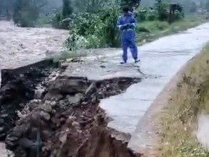 Banjir dan Longsor Terjang Trenggalek, Jalan Putus-Rumah Roboh