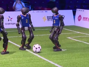 Melihat Momen Kawanan Robot di Beijing Ikut Pertandingan Sepak Bola