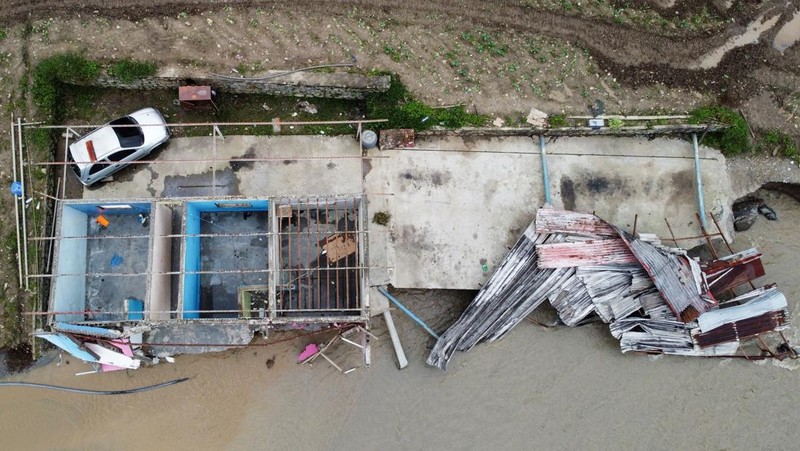 Kerusakan akibat banjir di El Caney, Venezuela, Sabtu (28/6/2025). (REUTERS/Leonardo Fernandez Viloria)