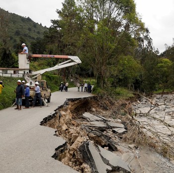Potret Banjir Dahsyat Dipicu Hujan Semalaman, Warga Selamatkan Diri