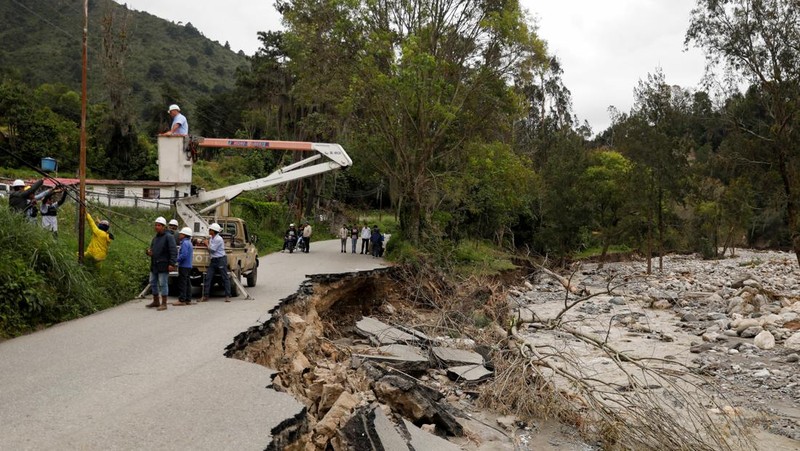 Kerusakan akibat banjir di El Caney, Venezuela, Sabtu (28/6/2025). (REUTERS/Leonardo Fernandez Viloria)