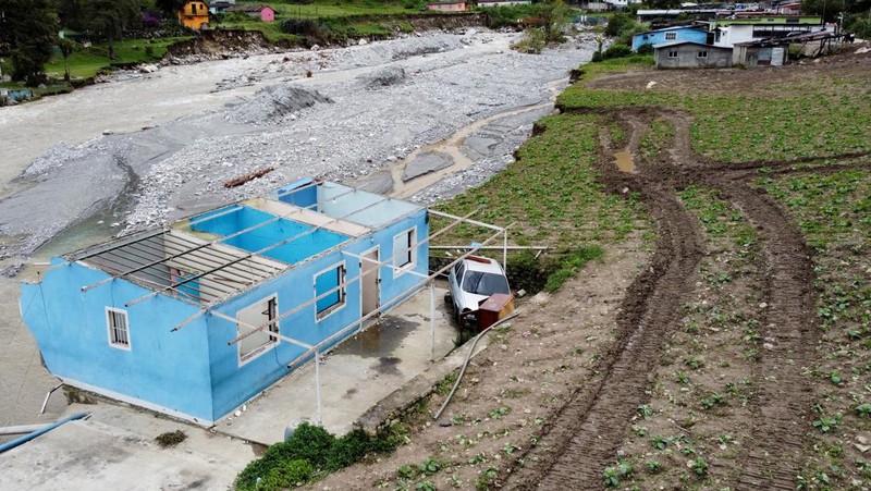 Kerusakan akibat banjir di El Caney, Venezuela, Sabtu (28/6/2025). (REUTERS/Leonardo Fernandez Viloria)
