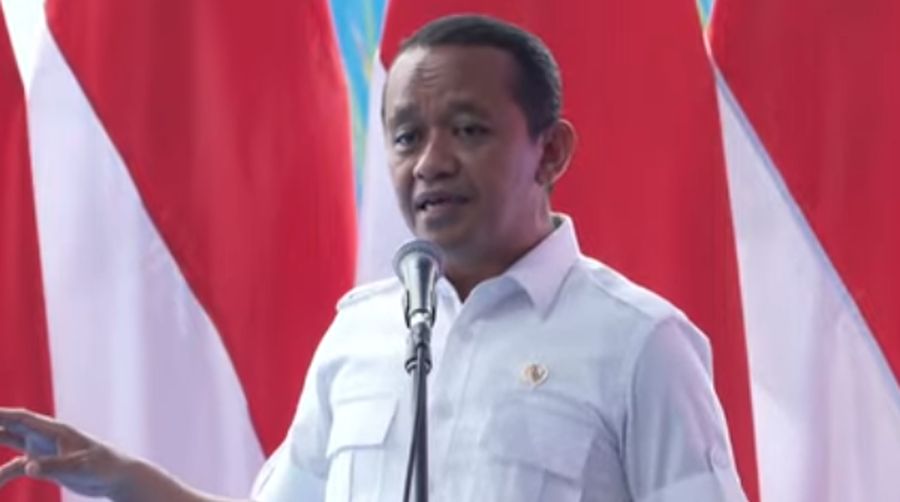 Menteri ESDM Bahlil Lahadalia menyampaikan sambutan dalam acara goundbreaking ekosistem industri kendaraan listrik terintegrasi di Karawang, Jawa Barat, Minggu (29/6/2025). (YouTube/Sekretariat Presiden)