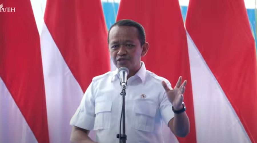 Menteri ESDM Bahlil Lahadalia menyampaikan sambutan dalam acara goundbreaking ekosistem industri kendaraan listrik terintegrasi di Karawang, Jawa Barat, Minggu (29/6/2025). (YouTube/Sekretariat Presiden)
