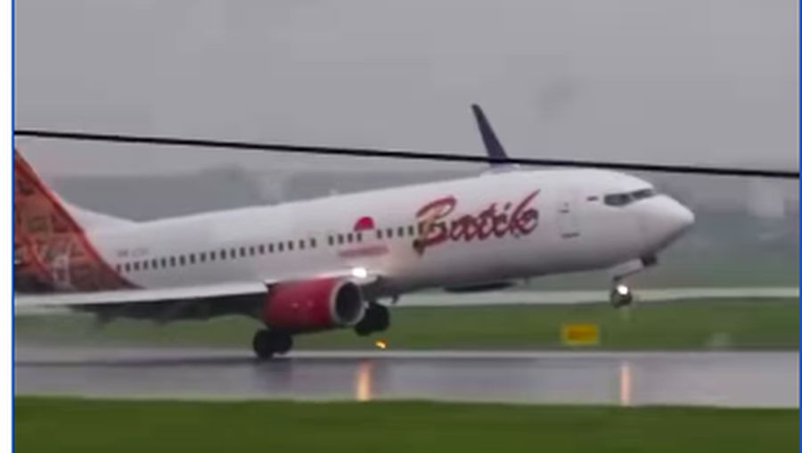 Pesawat Batik Air mendarat dengan satu ban terangkat. (Dok. azzam_sky)
