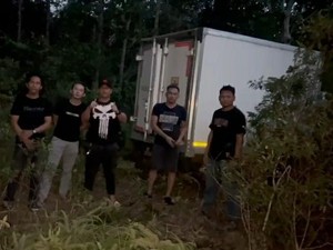 Polisi Temukan Mobil Boks Es Krim Curian dalam Hutan di PALI