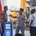 Presiden Prabowo Subianto (tengah) berbincang bersama Menteri Energi dan Sumber Daya Mineral (ESDM) Bahlil Lahadalia (kedua kanan), Menteri BUMN Erick Thohir (kanan), Dubes China Untuk Indonesia Wang Lutong (kedua kiri) dan Co Founder CATL Li Ping (k