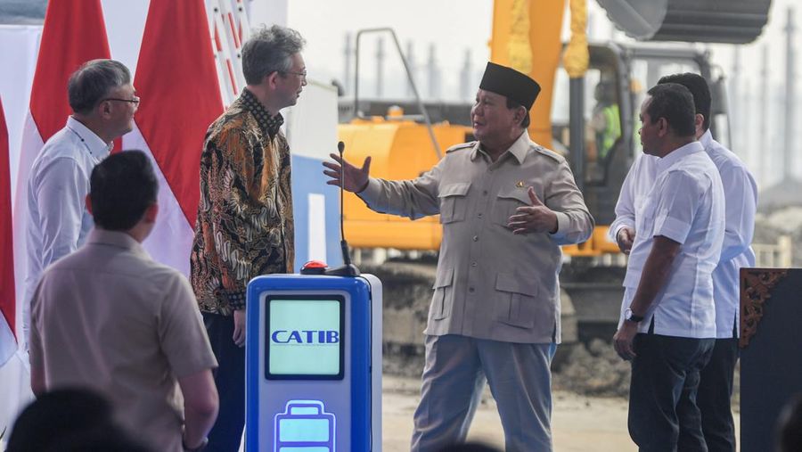 Presiden Prabowo Subianto (tengah) berbincang bersama Menteri Energi dan Sumber Daya Mineral (ESDM) Bahlil Lahadalia (kedua kanan), Menteri BUMN Erick Thohir (kanan), Dubes China Untuk Indonesia Wang Lutong (kedua kiri) dan Co Founder CATL Li Ping (k