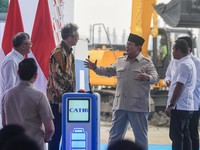 Presiden Prabowo Subianto (tengah) berbincang bersama Menteri Energi dan Sumber Daya Mineral (ESDM) Bahlil Lahadalia (kedua kanan), Menteri BUMN Erick Thohir (kanan), Dubes China Untuk Indonesia Wang Lutong (kedua kiri) dan Co Founder CATL Li Ping (k