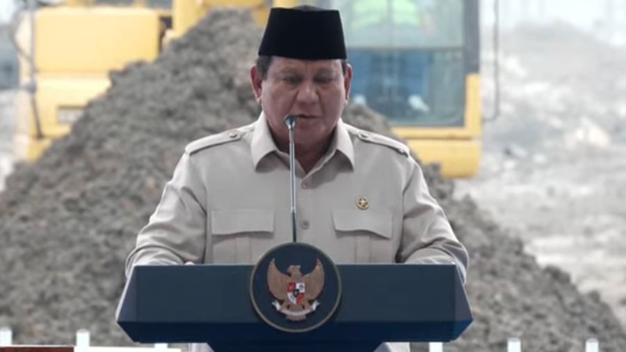 Presiden Prabowo Sbuianto menyampaikan sambutan dalam acara goundbreaking ekosistem industri kendaraan listrik terintegrasi di Karawang, Jawa Barat, Minggu (29/6/2025). (YouTube/Sekretariat Presiden)