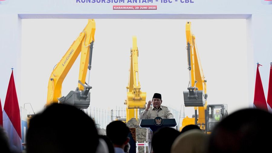 Presiden Prabowo Subianto saat menghadiri goundbreaking ekosistem industri kendaraan listrik terintegrasi di Karawang, Jawa Barat, Minggu (29/6/2025). (Cahyo - Biro Pers Sekretariat Presiden)