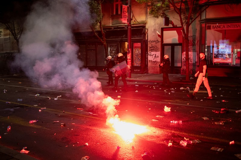 Ricuh demo anti-pemerintah di Beograd, Serbia, Minggu (29/6/2025) dini hari WIB. (REUTERS/Zorana Jevtic) Ricuh demo anti-pemerintah di Beograd, Serbia, Minggu (29/6/2025) dini hari WIB. (REUTERS/Zorana Jevtic)