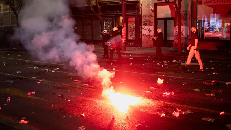 Ricuh demo anti-pemerintah di Beograd, Serbia, Minggu (29/6/2025) dini hari WIB. (REUTERS/Zorana Jevtic)