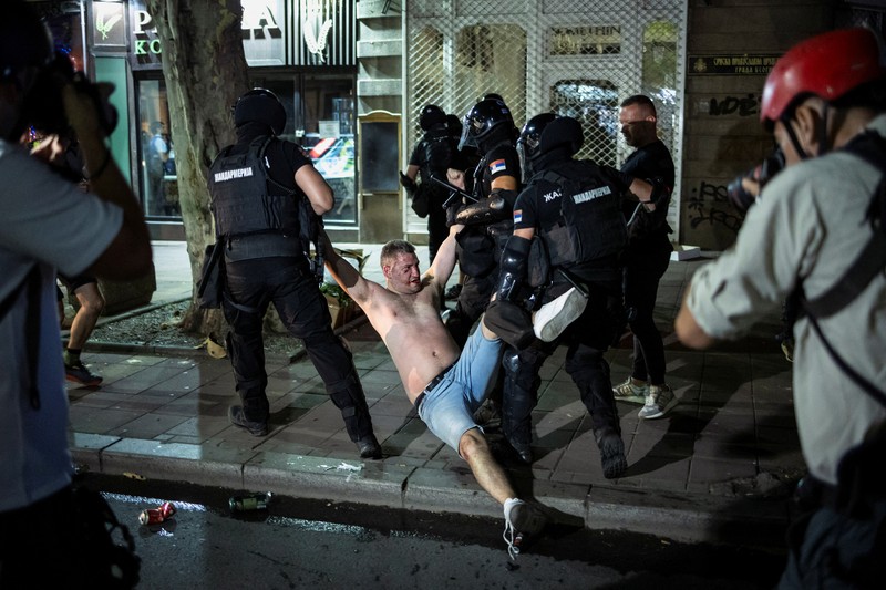 Ricuh demo anti-pemerintah di Beograd, Serbia, Minggu (29/6/2025) dini hari WIB. (REUTERS/Zorana Jevtic)