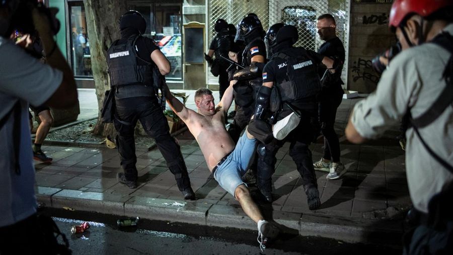 Ricuh demo anti-pemerintah di Beograd, Serbia, Minggu (29/6/2025) dini hari WIB. (REUTERS/Zorana Jevtic)