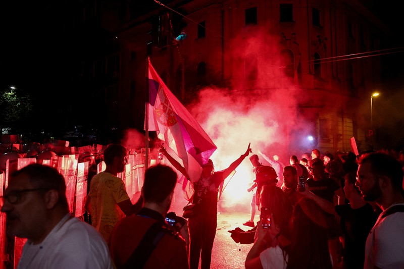Ricuh demo anti-pemerintah di Beograd, Serbia, Minggu (29/6/2025) dini hari WIB. (REUTERS/Zorana Jevtic) Ricuh demo anti-pemerintah di Beograd, Serbia, Minggu (29/6/2025) dini hari WIB. (REUTERS/Zorana Jevtic)