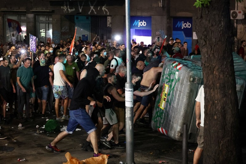 Ricuh demo anti-pemerintah di Beograd, Serbia, Minggu (29/6/2025) dini hari WIB. (REUTERS/Zorana Jevtic)