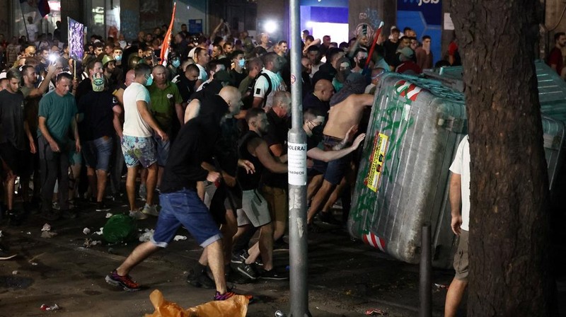 Ricuh demo anti-pemerintah di Beograd, Serbia, Minggu (29/6/2025) dini hari WIB. (REUTERS/Zorana Jevtic)