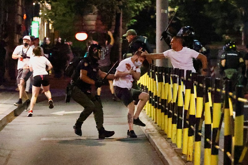 Ricuh demo anti-pemerintah di Beograd, Serbia, Minggu (29/6/2025) dini hari WIB. (REUTERS/Zorana Jevtic)